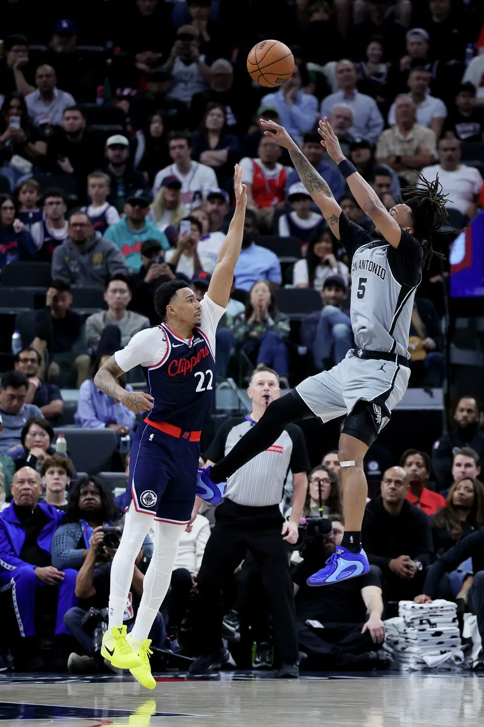 San Antonio Spurs guard Stephon Castle, right, shoots against Los Angeles Clippers guard Jordan Miller during the second half of an NBA basketball game Monday, March 16, 2026, in Inglewood, Calif. (AP Photo/Ryan Sun)