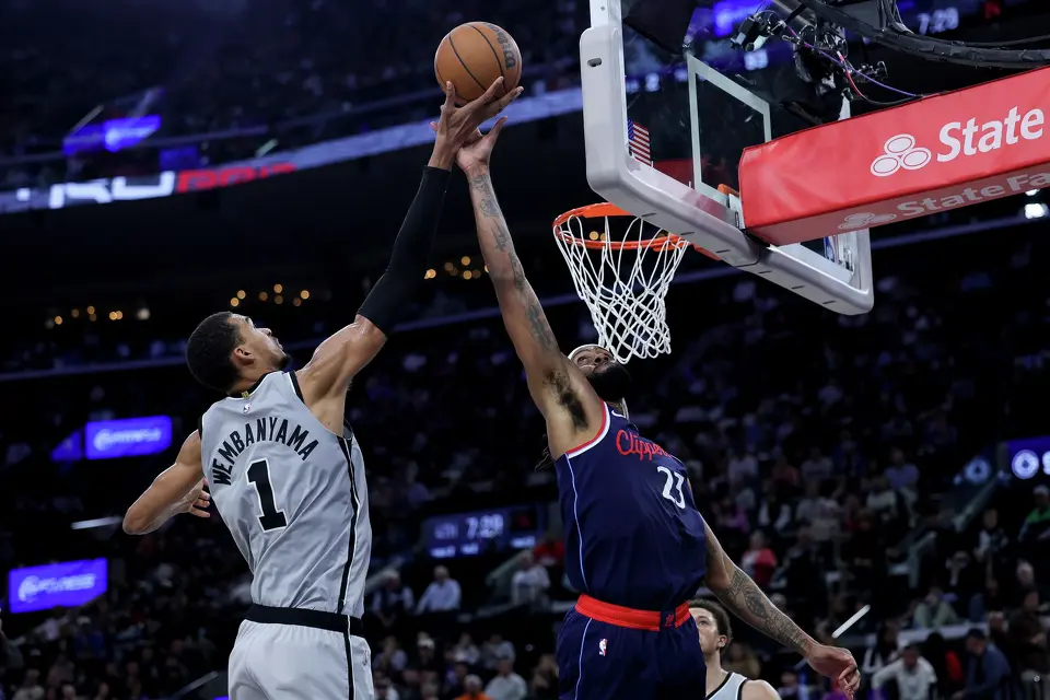 San Antonio Spurs forward Victor Wembanyama, left, and Los Angeles Clippers forward Isaiah Jackson vie for the ball during the second half of an NBA basketball game Monday, March 16, 2026, in Inglewood, Calif. (AP Photo/Ryan Sun)