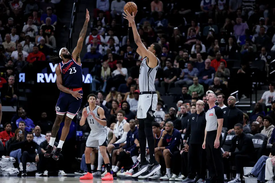 San Antonio Spurs forward Victor Wembanyama, right, shoots against Los Angeles Clippers forward Isaiah Jackson during the second half of an NBA basketball game Monday, March 16, 2026, in Inglewood, Calif. (AP Photo/Ryan Sun)