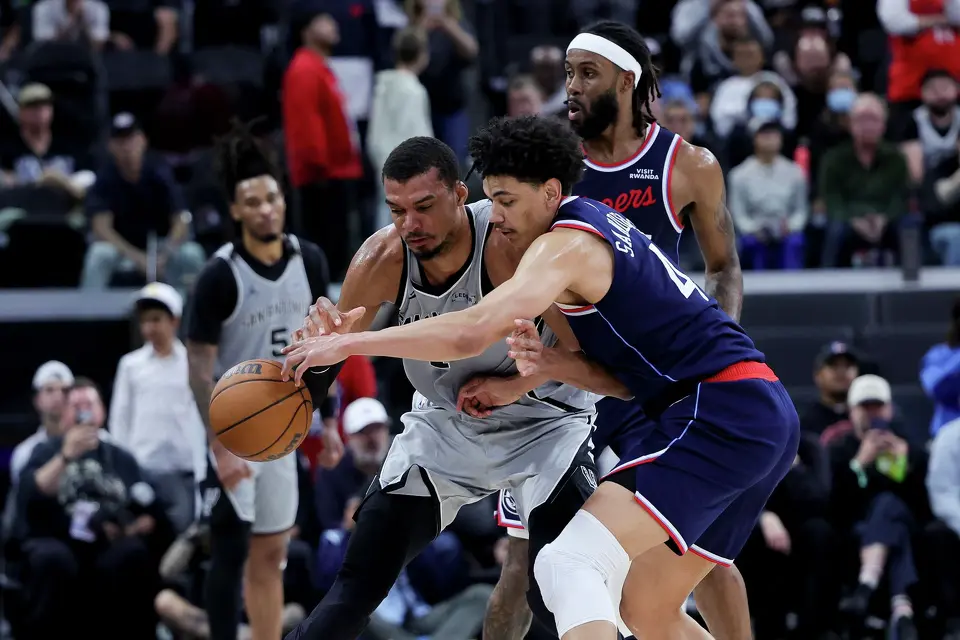 San Antonio Spurs forward Victor Wembanyama, left, and Los Angeles Clippers guard Kobe Sanders vie for the ball during the second half of an NBA basketball game Monday, March 16, 2026, in Inglewood, Calif. (AP Photo/Ryan Sun)