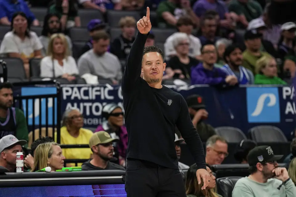 San Antonio Spurs head coach Mitch Johnson calls a play during the first half of an NBA basketball game Sacramento Kings, Tuesday, March 17, 2026, in Sacramento, Calif. (AP Photo/Justine Willard)