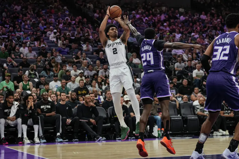San Antonio Spurs guard Dylan Harper (2) shoots over Sacramento Kings guard Daeqwon Plowden (29) during the first half of an NBA basketball game, Tuesday, March 17, 2026, in Sacramento, Calif. (AP Photo/Justine Willard)