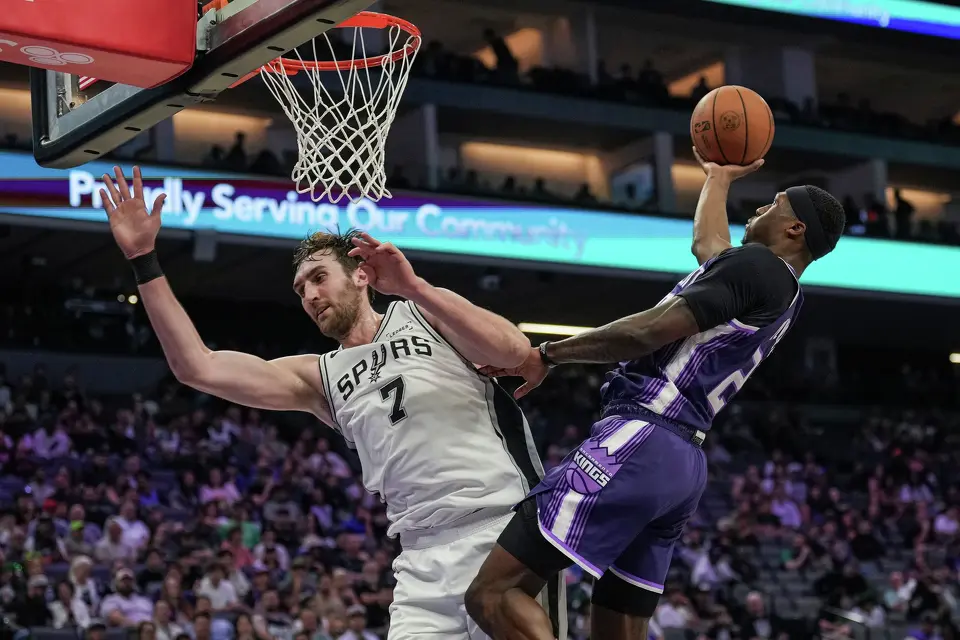 Sacramento Kings guard Daeqwon Plowden (29) is fouled by San Antonio Spurs center Luke Kornet (7) while going of a layup during the second half of an NBA basketball game, Tuesday, March 17, 2026, in Sacramento, Calif. (AP Photo/Justine Willard)
