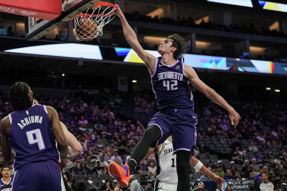 Sacramento Kings center Maxime Raynaud (42) dunks the ball during the second half of an NBA basketball game against the San Antonio Spurs, Tuesday, March 17, 2026, in Sacramento, Calif. (AP Photo/Justine Willard)