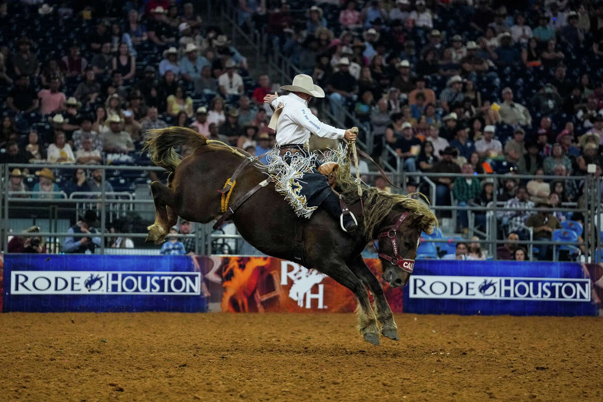 Haden Horrocks compite durante el Houston Livestock Show and Rodeo en el NRG Stadium de  Houston, el domingo 15 de marzo de 2026.
