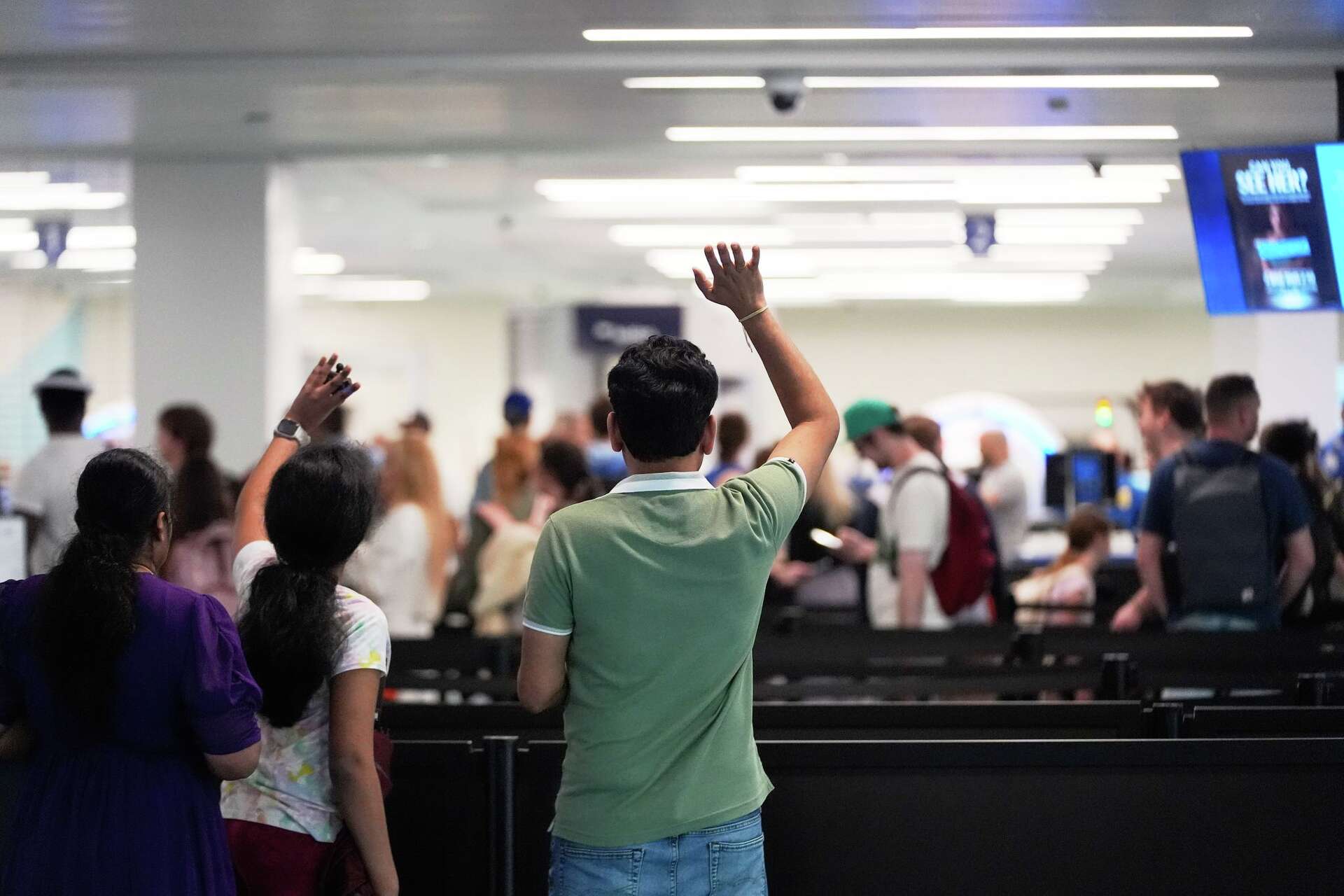 Security Line Hard How to monitor airport security lines at US airports while TSA officers ...