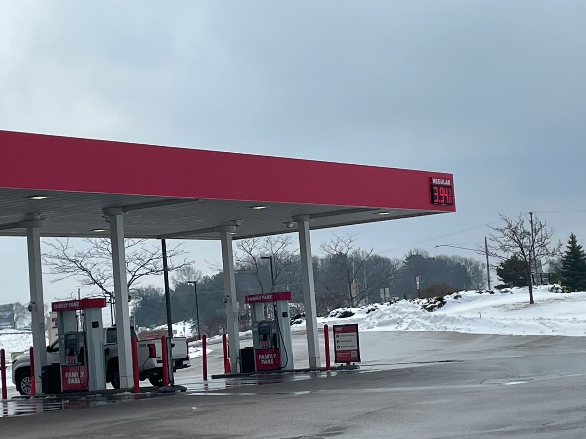 Northern Michigan gas prices hit $4 a gallon as Iran war drives costs