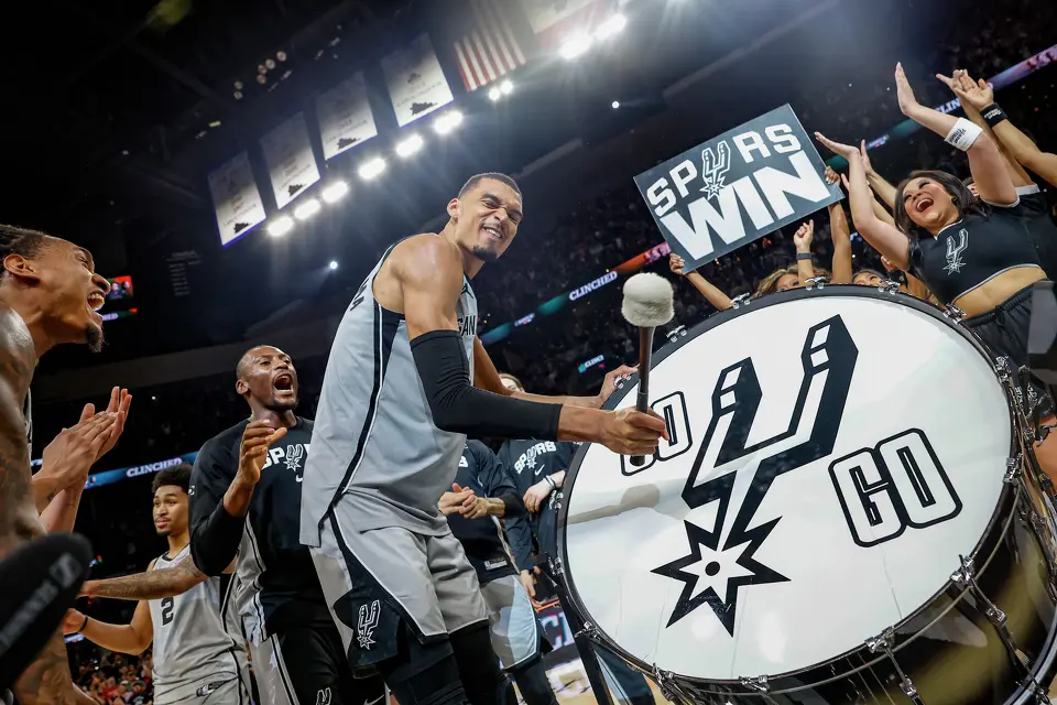 Spurs players celebrate after a last second win, 101-100, over the Phoenix Suns at Frost Bank Center in San Antonio, Thursday, March 19, 2026.
