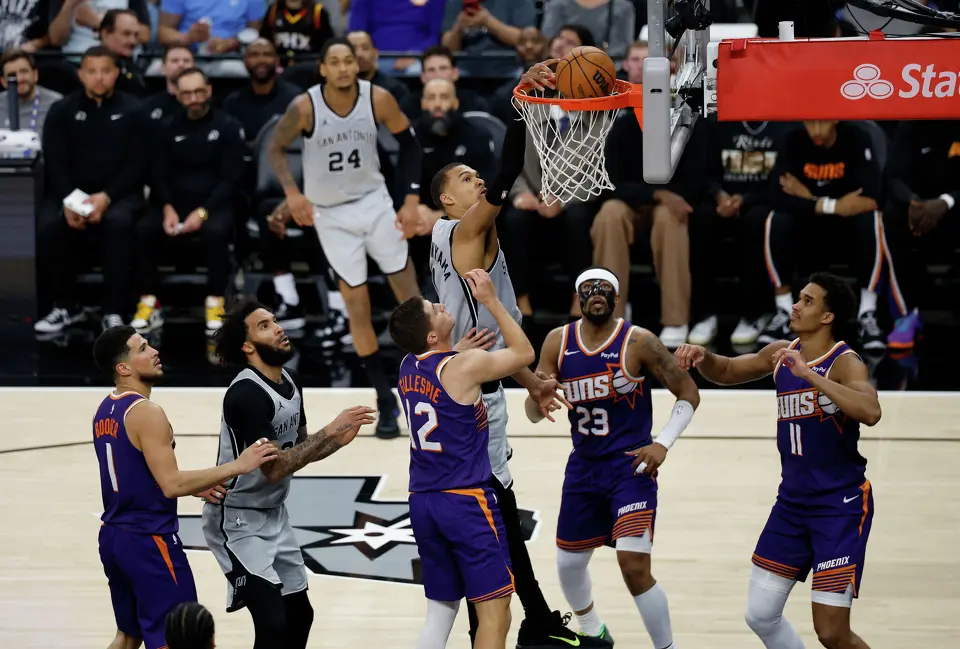 San Antonio Spurs forward Victor Wembanyama (1) dunks the ball at Frost Bank Center in San Antonio, Thursday, March 19, 2026. The Spurs won in the last second, 101-100.