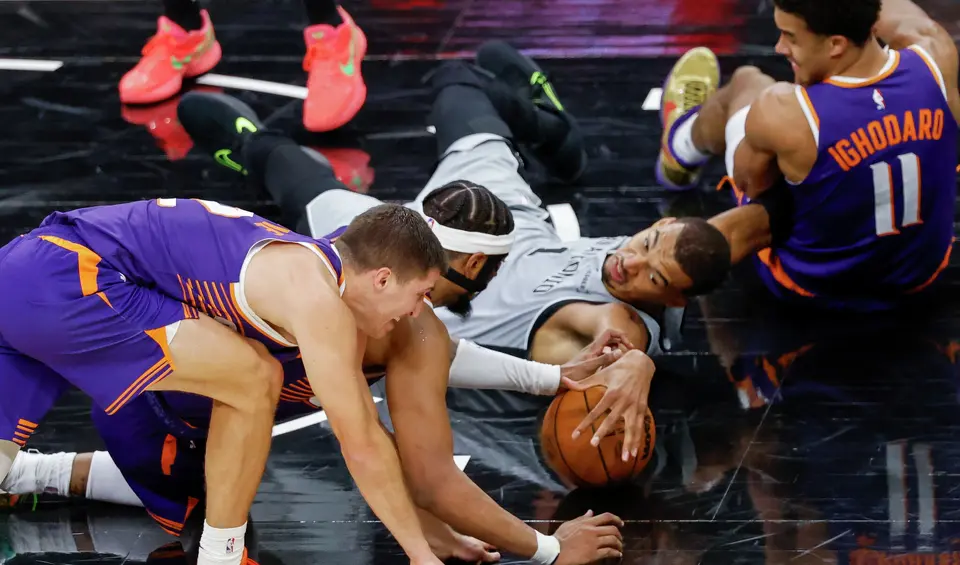 San Antonio Spurs forward Victor Wembanyama (1) reaches for the ball at Frost Bank Center in San Antonio, Thursday, March 19, 2026. The Spurs won in the last second, 101-100.