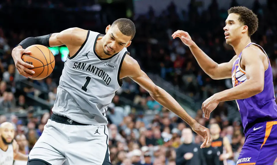 San Antonio Spurs forward Victor Wembanyama (1) catches a loose ball at Frost Bank Center in San Antonio, Thursday, March 19, 2026. The Spurs won in the last second, 101-100.