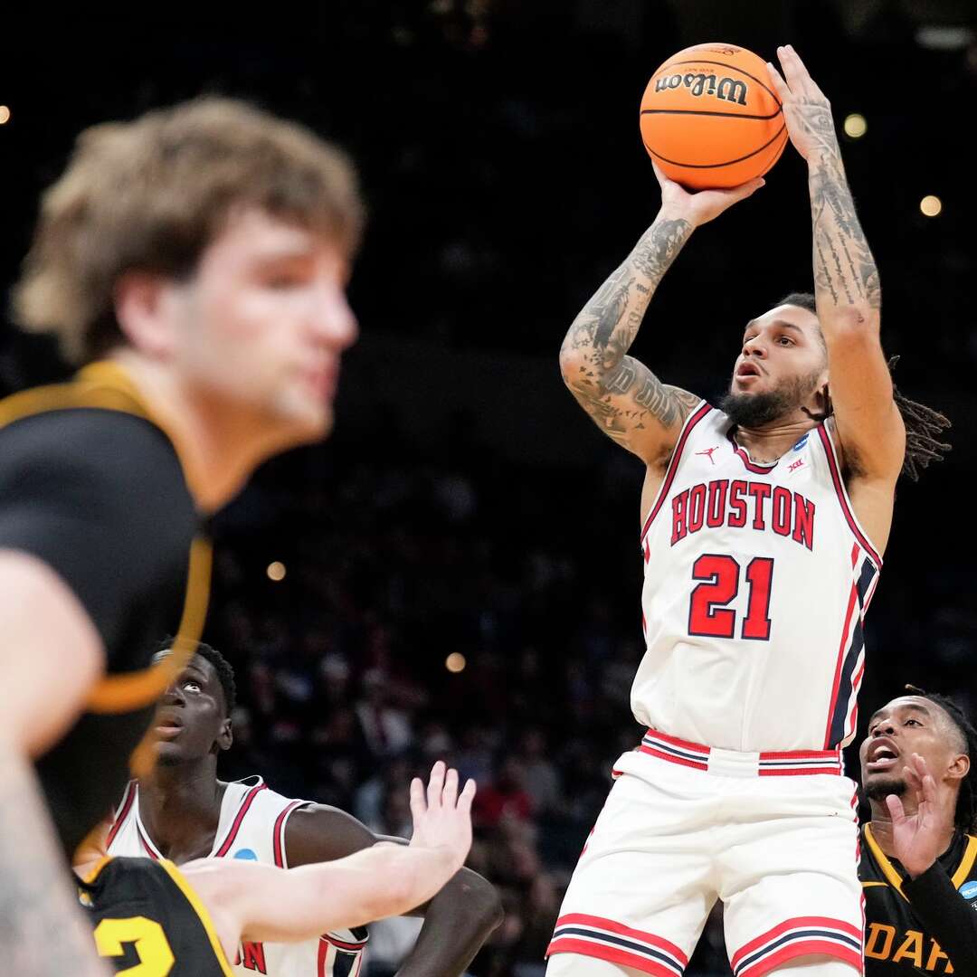 Houston guard Emanuel Sharp (21) shoots a jumper against Idaho during the first half in the first round of the NCAA college basketball tournament in Oklahoma City, Thursday, March 19, 2026.
