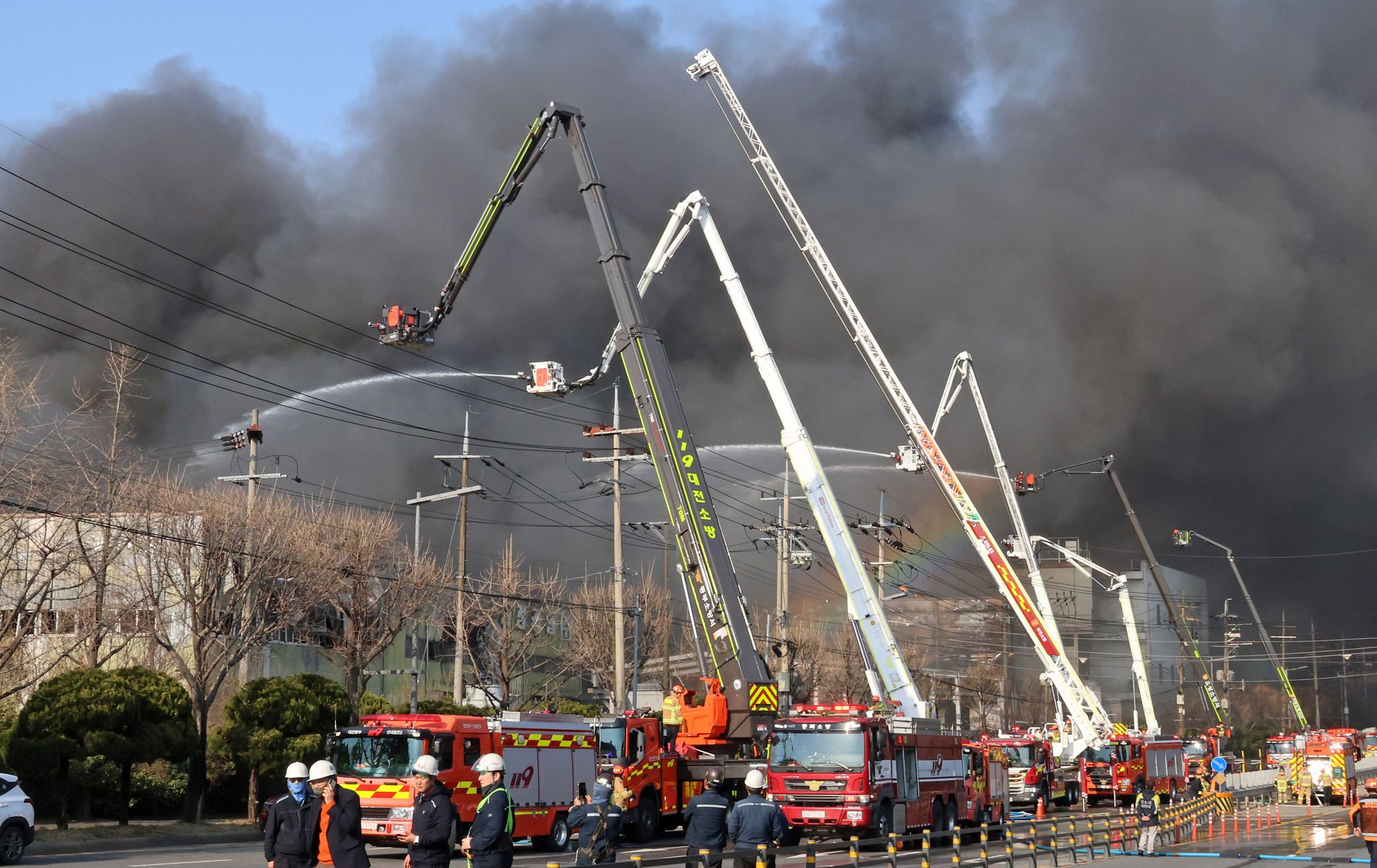 chron.com - KIM TONG-HYUNG - Officials say 14 were killed in fire at South Korean auto parts plant