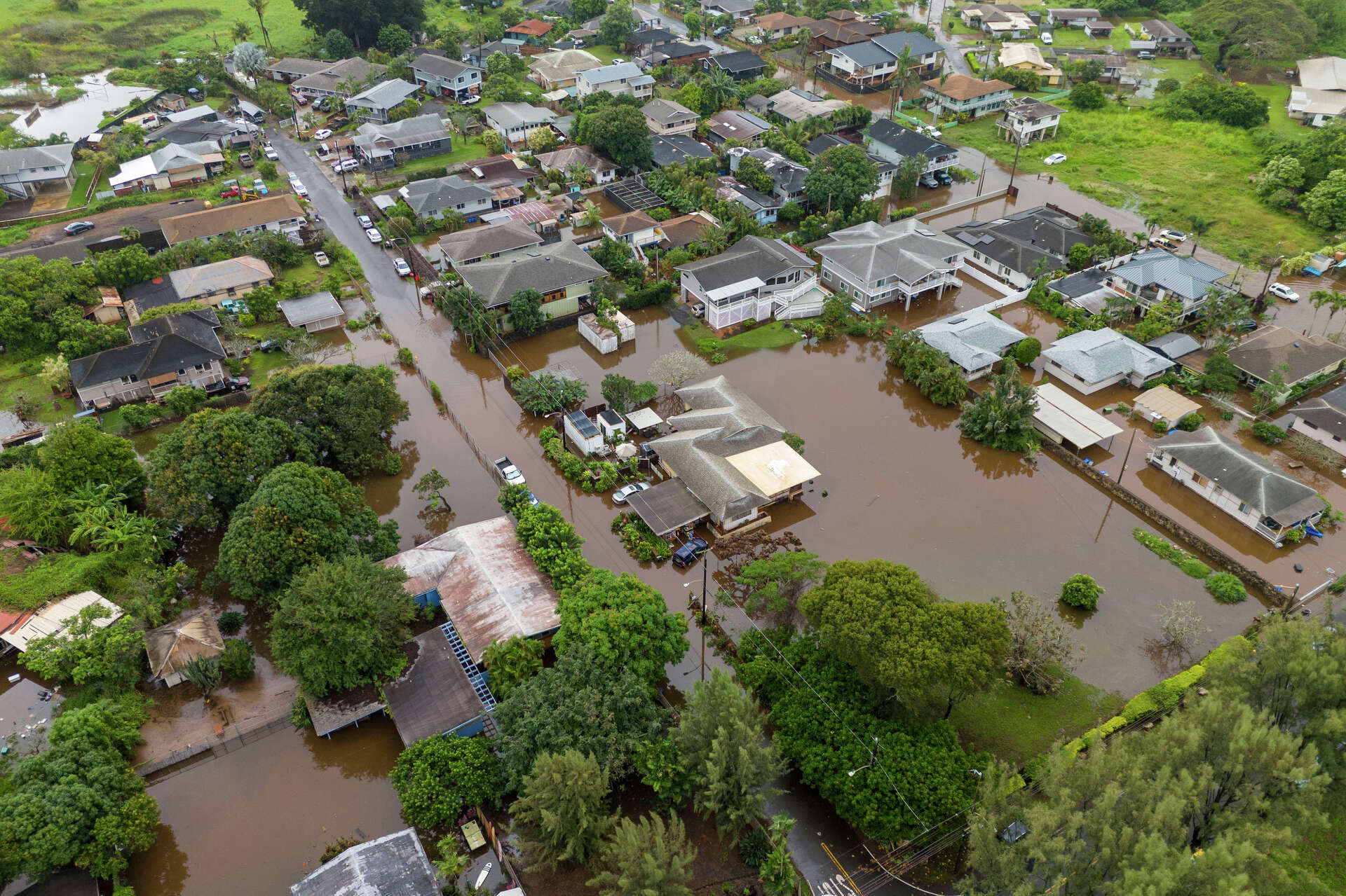 230 people are rescued as flash flooding hits Hawaii and officials warn  120-year-old dam could fail