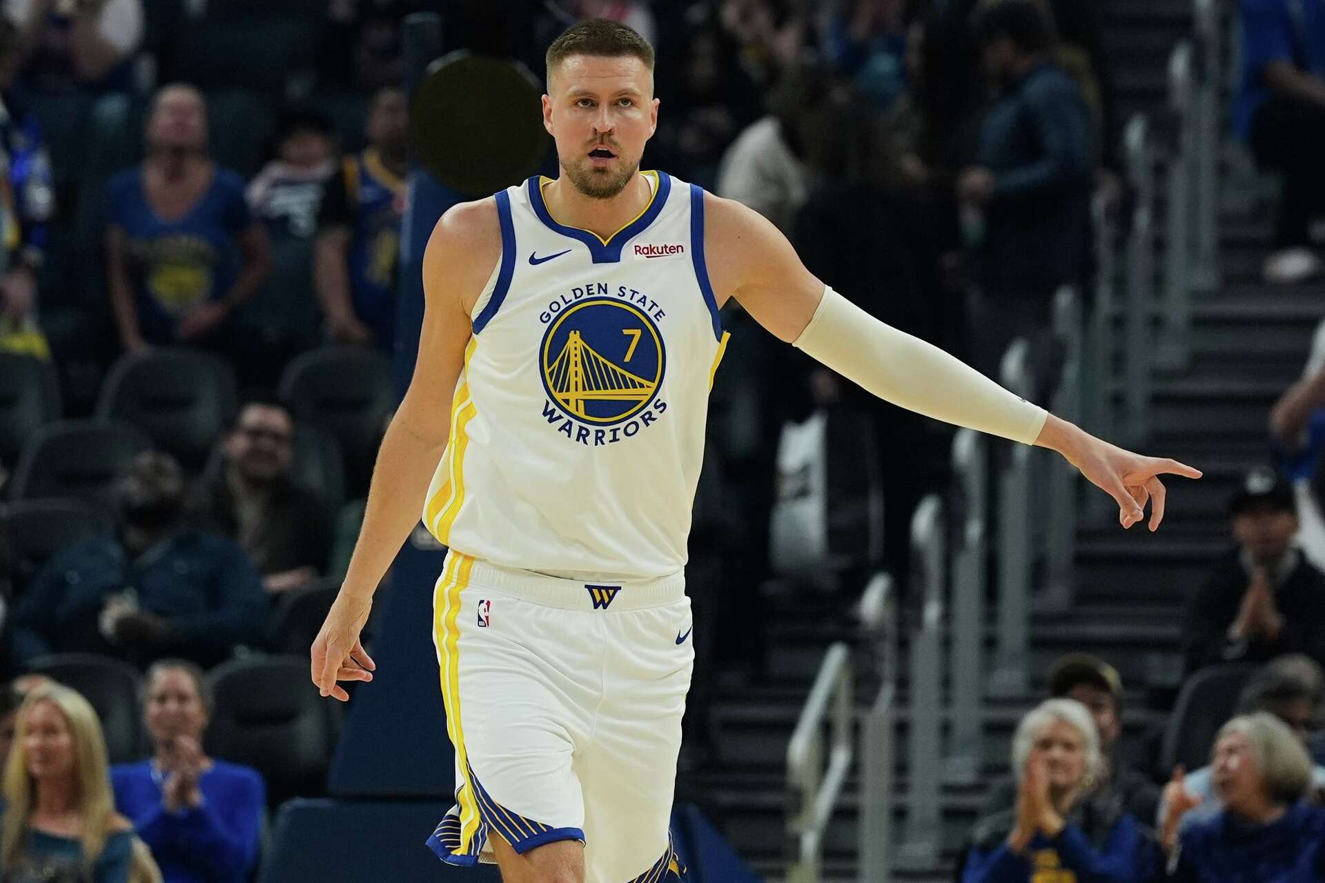 warriors-kristaps-porzingis-exits-loss-in-detroit-with-back-injury