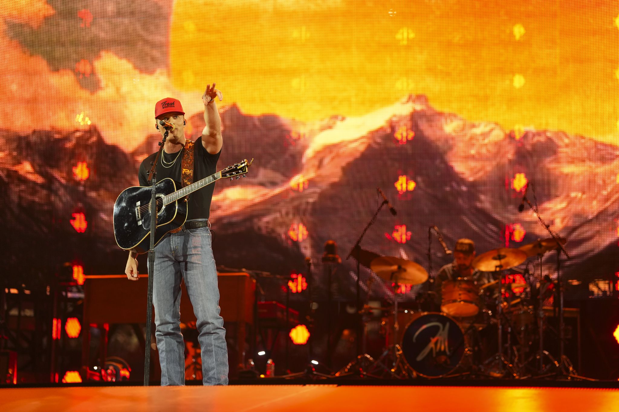 Parker McCollum feiert Familie und Helden bei der Houston Rodeo Show
