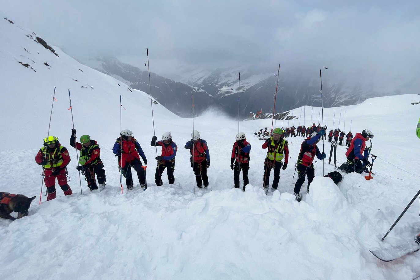 Avalancha mata a dos esquiadores y atrapa a 25 en zona alpina italiana