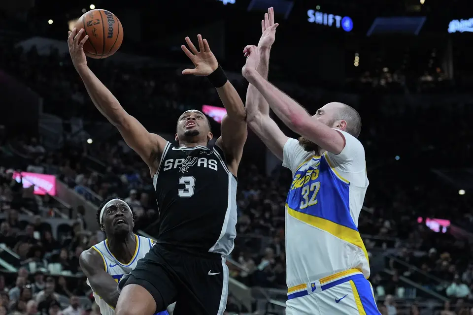 San Antonio Spurs forward Keldon Johnson (3) drives to the basket against Indiana Pacers center Jay Huff (32) during the first half of an NBA basketball game in San Antonio, Saturday, March 21,2026. (AP Photo/Eric Gay)