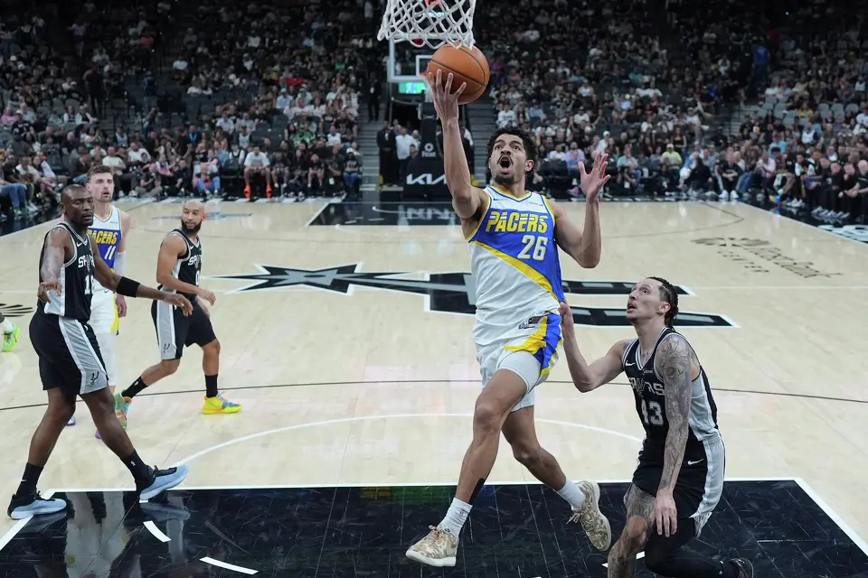 Indiana Pacers guard Ben Sheppard (26) drives to the basket past San Antonio Spurs forward Lindy Waters III (43) during the second half of an NBA basketball game in San Antonio, Saturday, March 21,2026. (AP Photo/Eric Gay)