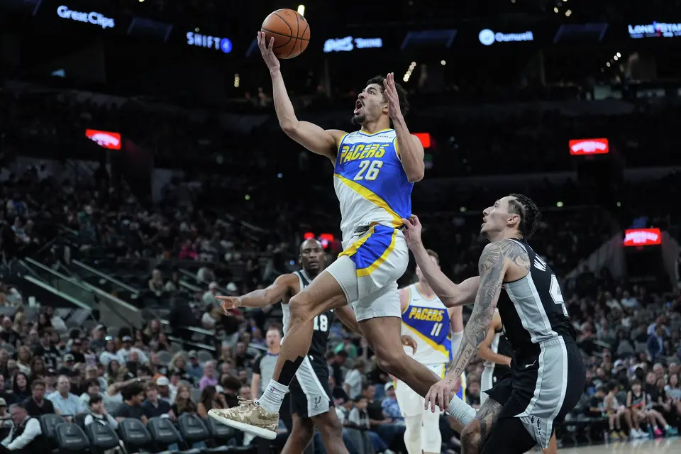 Indiana Pacers guard Ben Sheppard (26) drives to the basket past San Antonio Spurs forward Lindy Waters III (43) during the second half of an NBA basketball game in San Antonio, Saturday, March 21,2026. (AP Photo/Eric Gay)