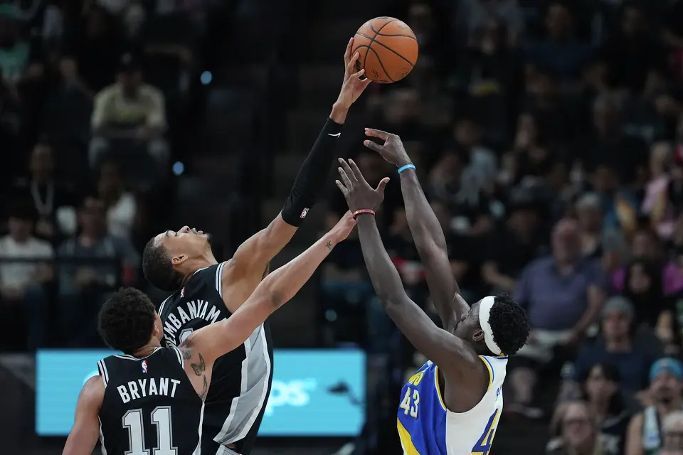 Indiana Pacers forward Pascal Siakam (43) is blocked by San Antonio Spurs forward Victor Wembanyama, center, during the first half of an NBA basketball game in San Antonio, Saturday, March 21,2026. (AP Photo/Eric Gay)