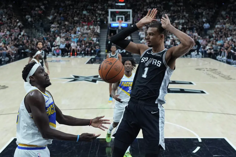 San Antonio Spurs forward Victor Wembanyama (1) scores over Indiana Pacers forward Pascal Siakam (43) during the first half of an NBA basketball game in San Antonio, Saturday, March 21,2026. (AP Photo/Eric Gay)