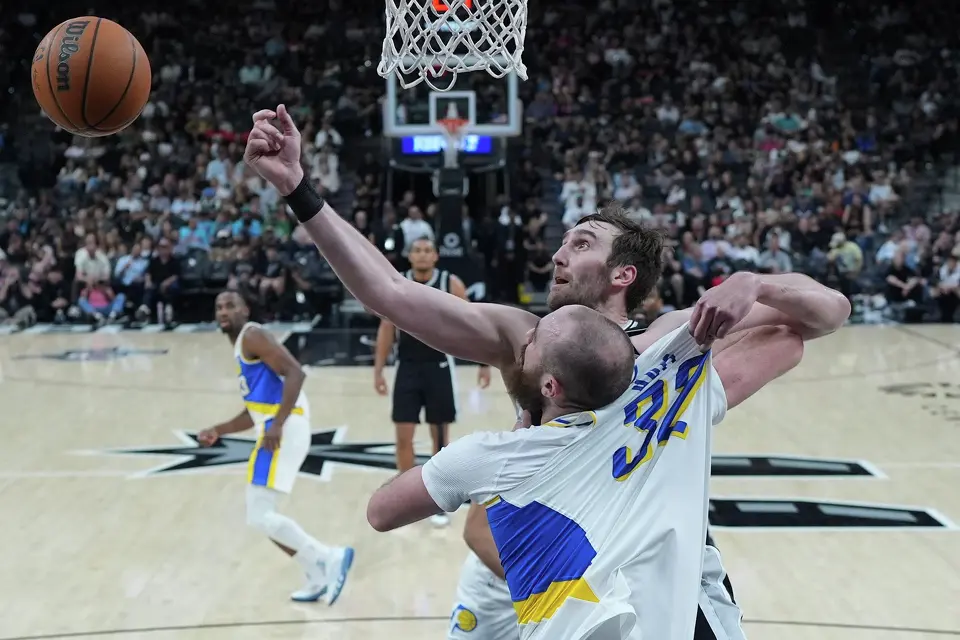 Indiana Pacers center Jay Huff (32) and San Antonio Spurs center Luke Kornet (7) battle for a rebound during the first half of an NBA basketball game in San Antonio, Saturday, March 21,2026. (AP Photo/Eric Gay)