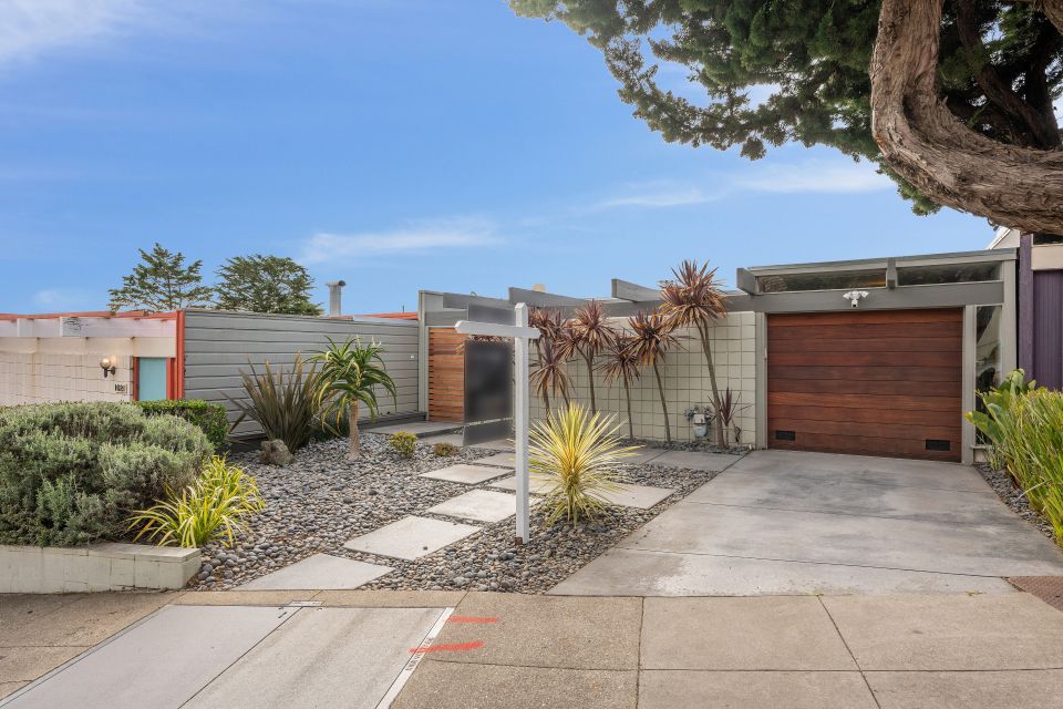 This midcentury SF Eichler home sparked a $1.3 million bidding war
