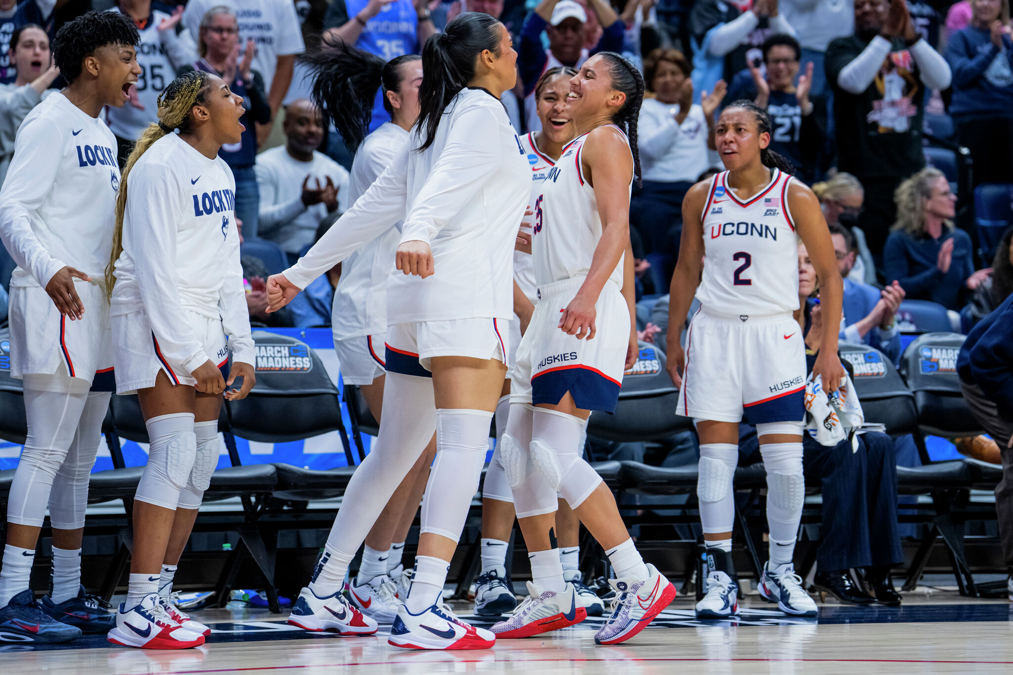 No. 1 UConn defeats Syracuse 98-45: Live updates as Huskies reach Sweet 16 - CT Insider