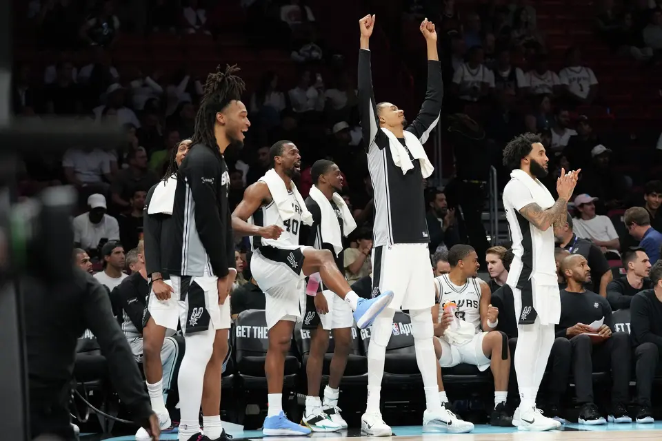 San Antonio Spurs forward Harrison Barnes (40) and forward Victor Wembanyama, second from right, reacts from the bench with their teammates during the second half of an NBA basketball game against the Miami Heat, Monday, March 23, 2026, in Miami. (AP Photo/Lynne Sladky)