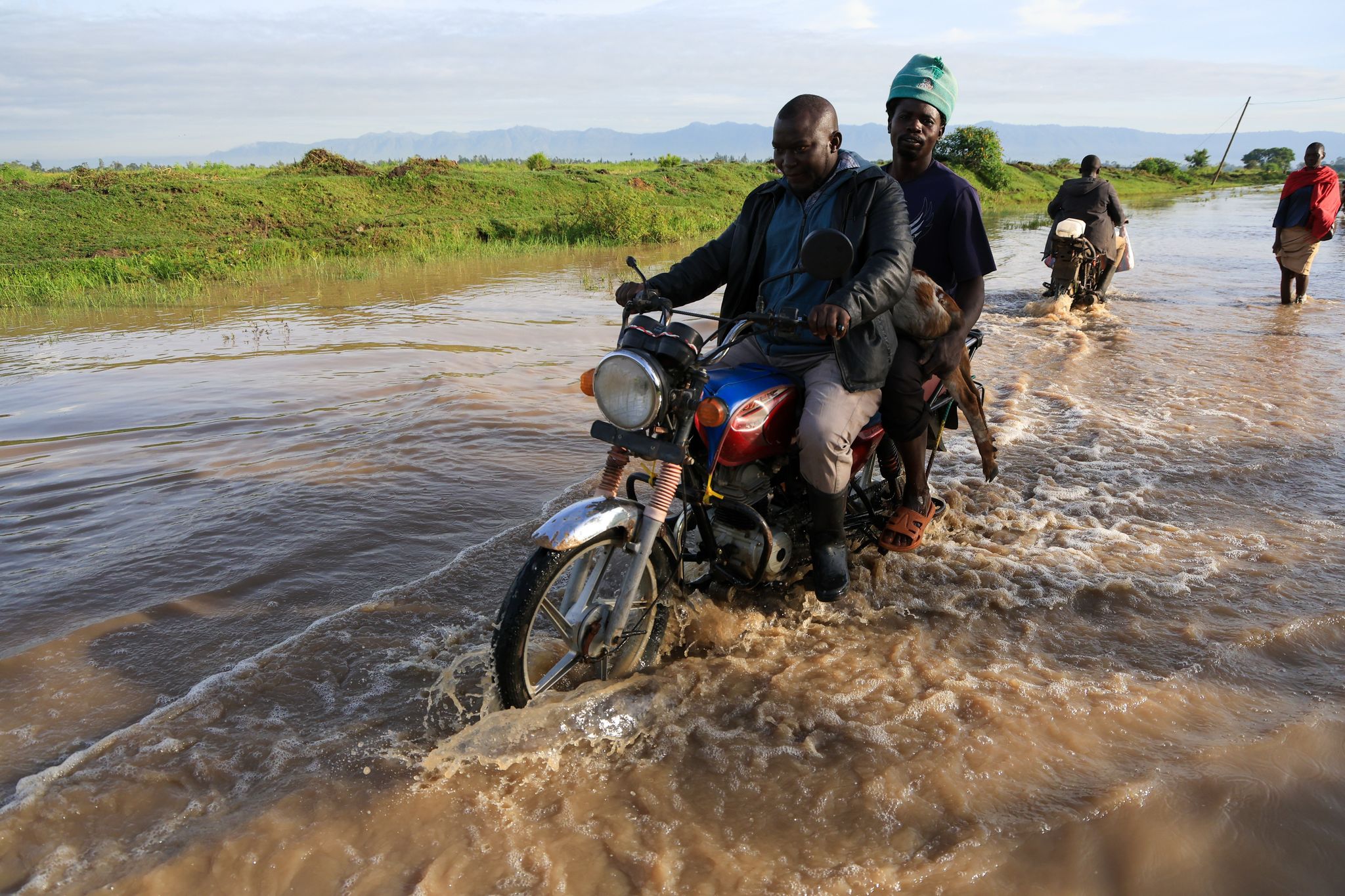 Kenya floods worsen as 2 rivers burst banks, with death toll hitting 88