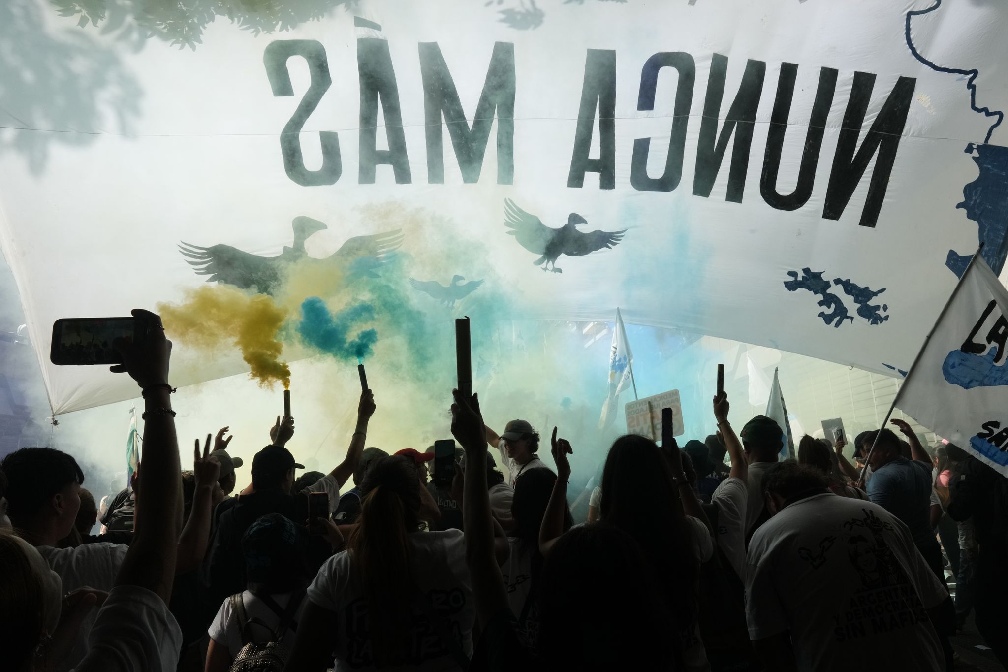 Miles marchan en Argentina para conmemorar 50 años desde el sangriento golpe de estado.