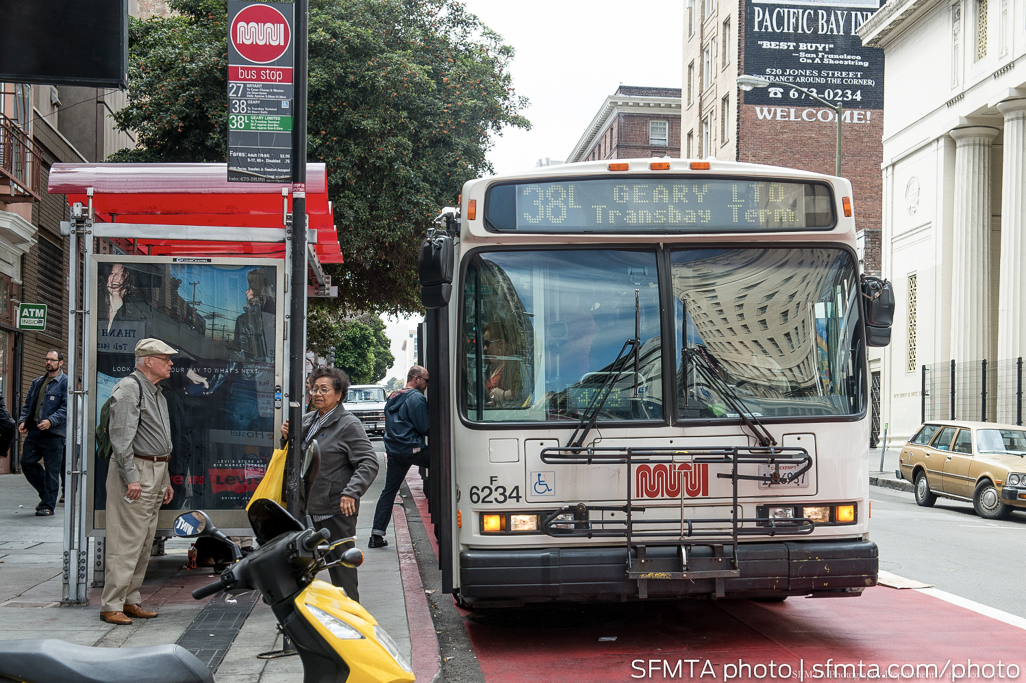 Man dies after falling into path of Muni bus, SFMTA says