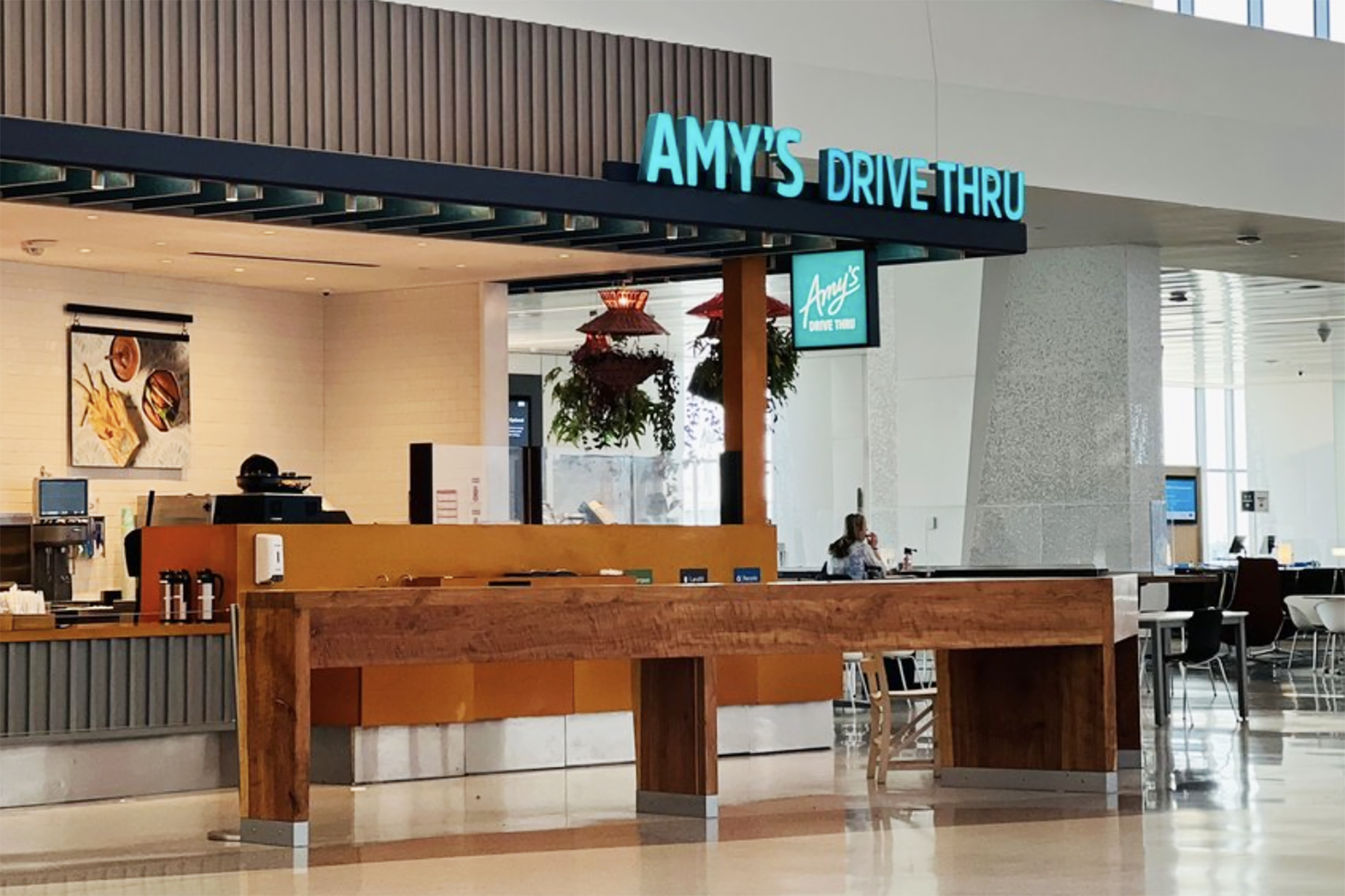 Struggling Bay Area chain shutters prominent SFO location
