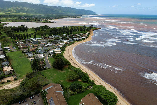 Stranded couple rescued from Oahu floods after writing ‘SOS’ on beach