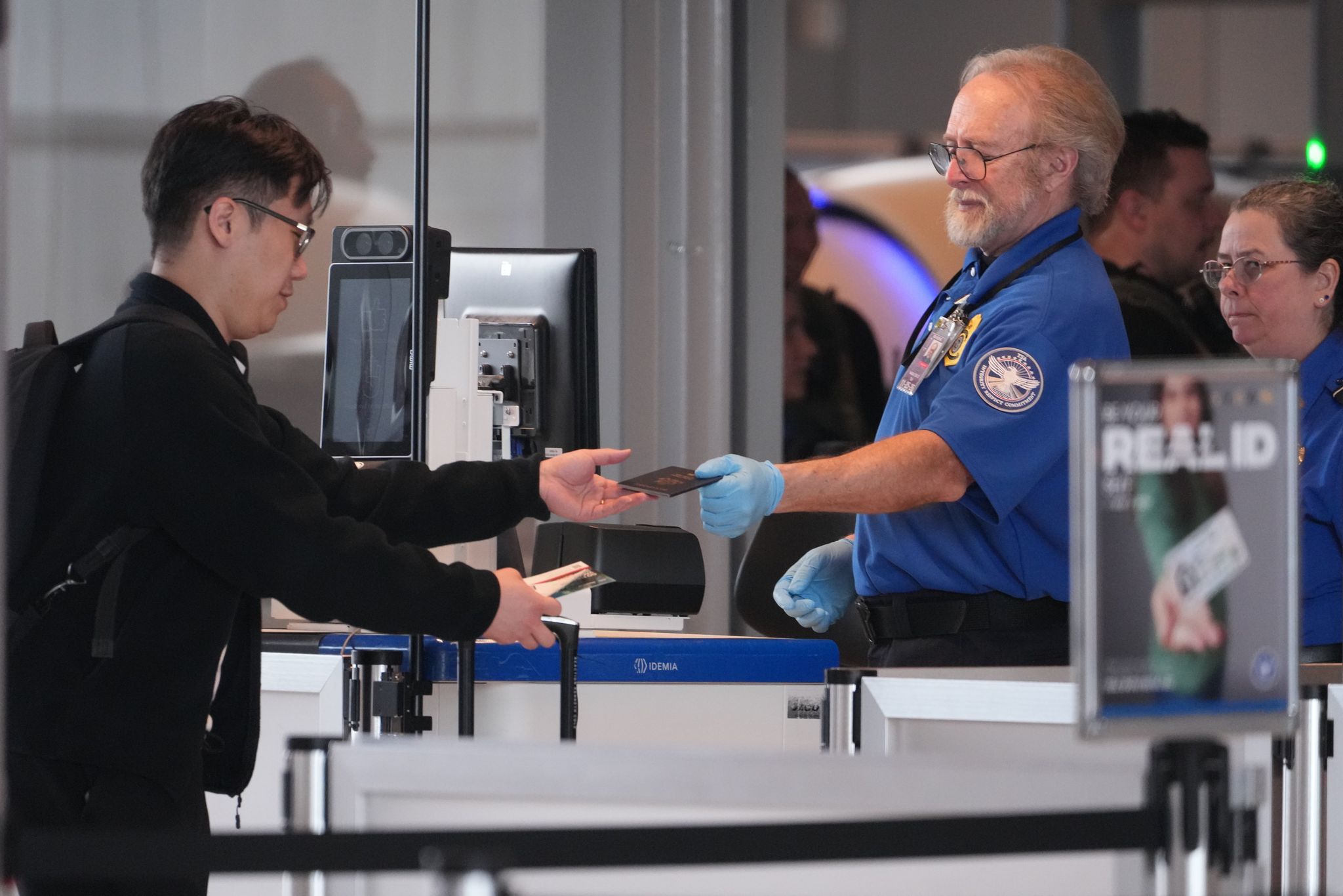 Trump says he'll sign order to pay TSA agents amid funding impasse