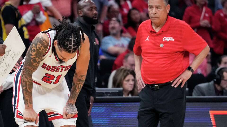Houston Cougars guard Emanuel Sharp (21) and head coach Kelvin Sampson react as time runs out in the Cougars' 65-55 loss to Illinois in a South Regional semifinal in NCAA college basketball tournament in Houston, Thursday, March 26, 2026.