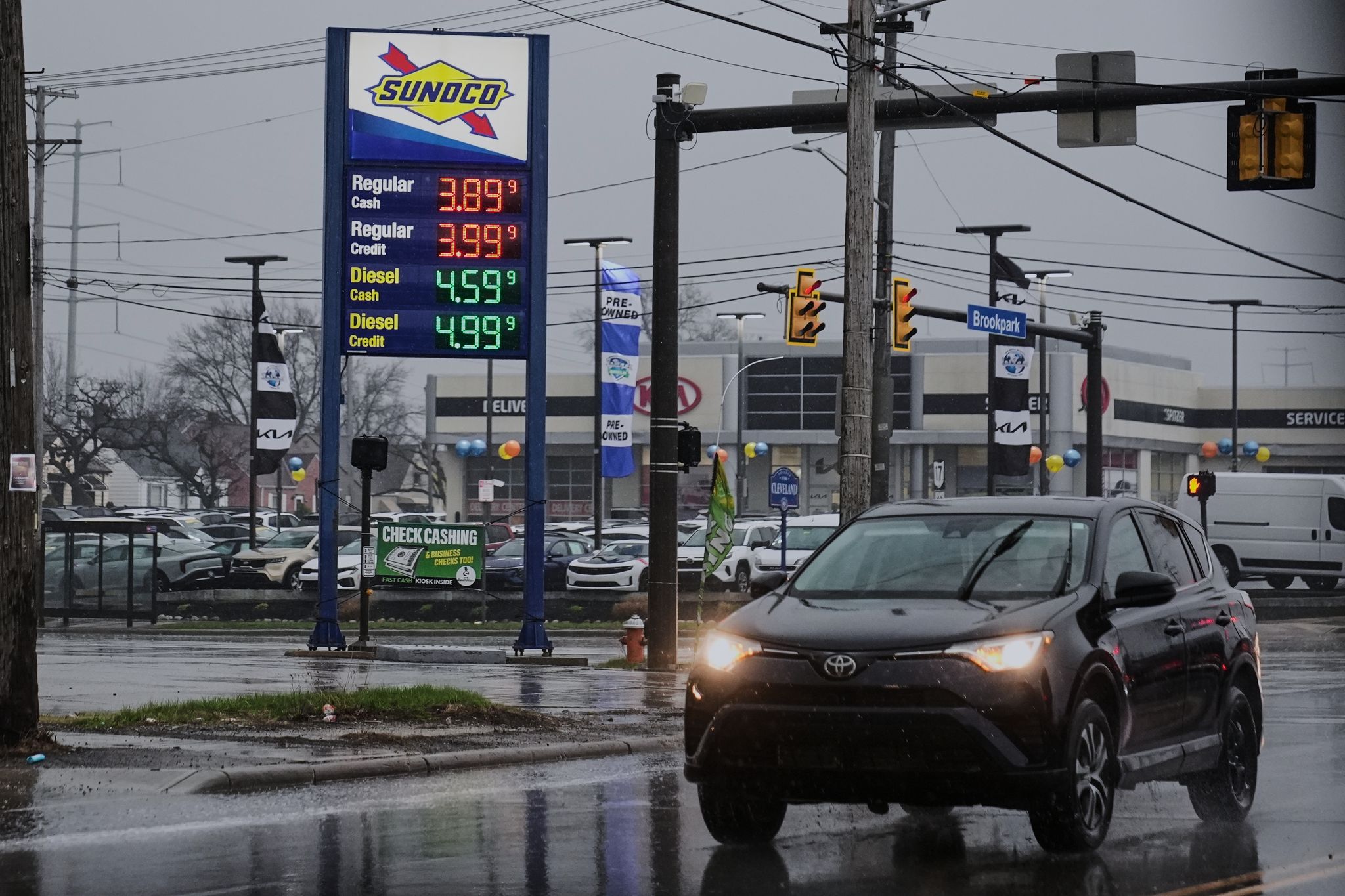 As fuel prices rise, US lawmakers push to suspend the federal gas tax