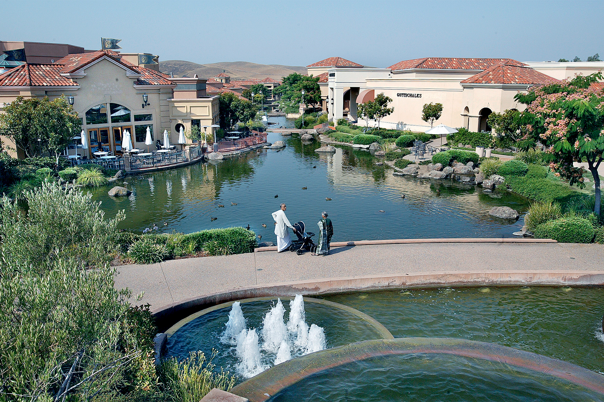 Bay Area luxury mall abruptly files for bankruptcy without warning tenants