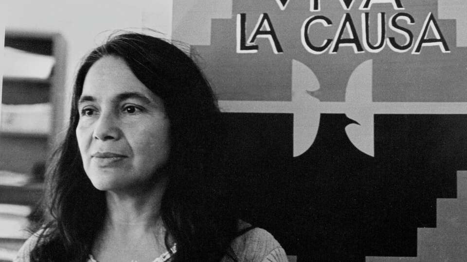 Portrait of labor activist Dolores Huerta, co-founder of the United Farm Workers group, with a union flag that reads 'Viva La Causa', ca.1970s. (Photo by Cathy Murphy/Getty Images)