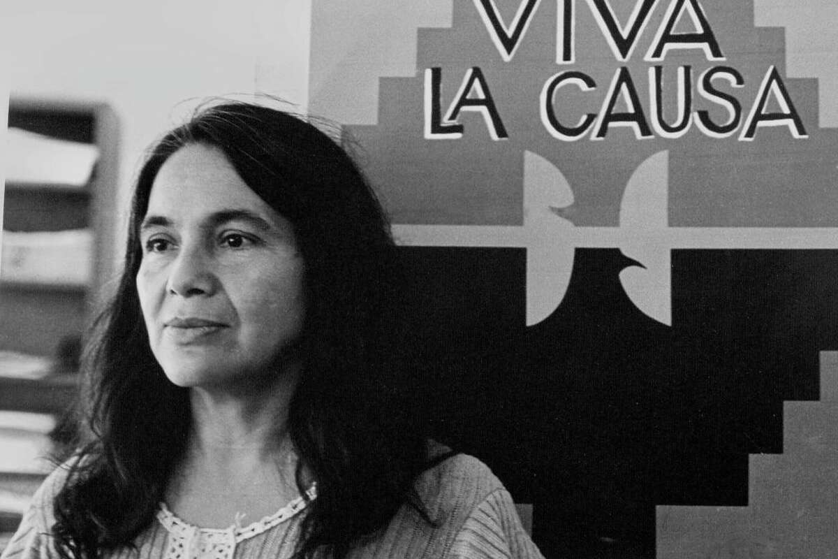 Portrait of labor activist Dolores Huerta, co-founder of the United Farm Workers group, with a union flag that reads 'Viva La Causa', ca.1970s. (Photo by Cathy Murphy/Getty Images)
