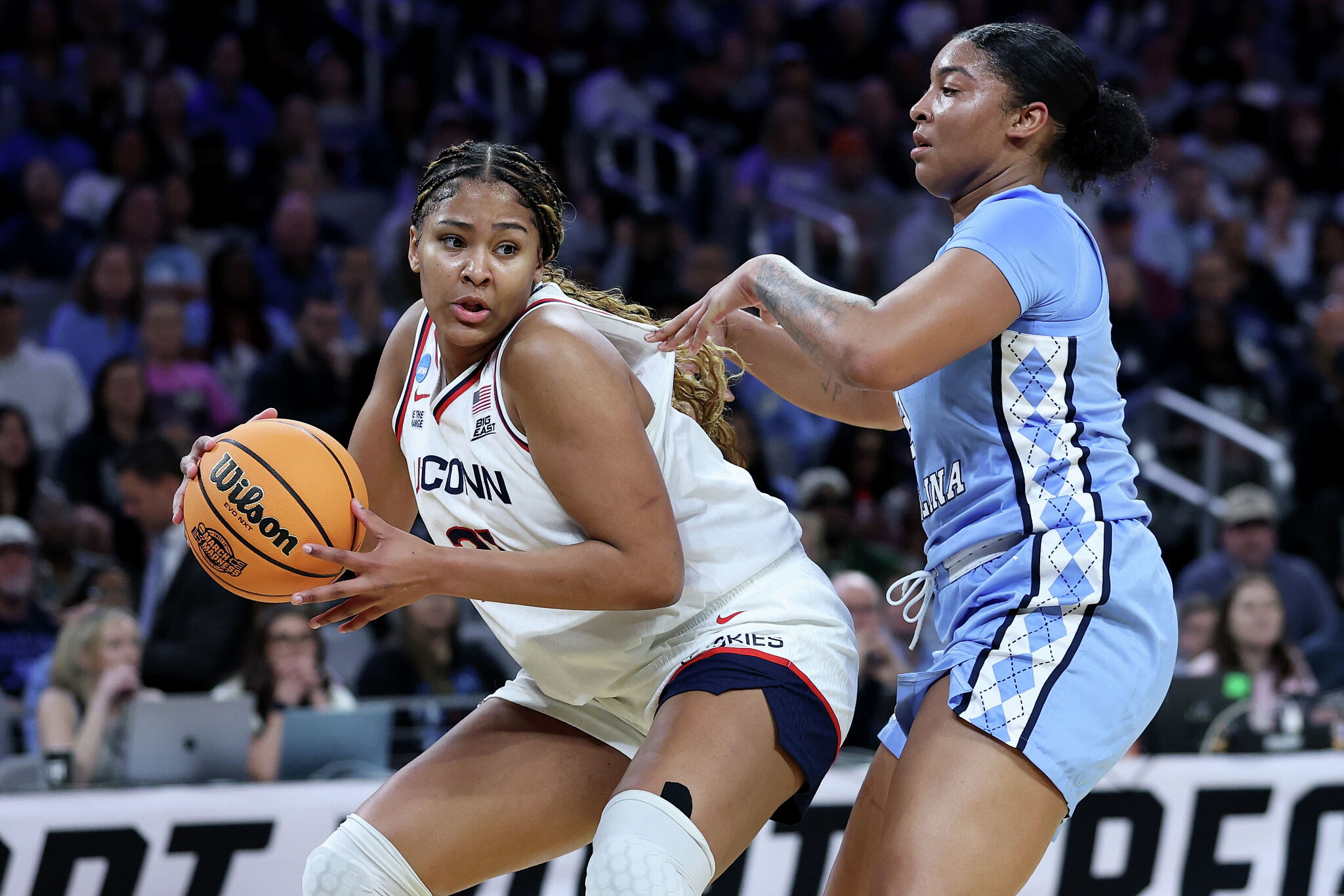 Sarah Strong, UConn lead North Carolina at halftime of NCAA Sweet 16 game