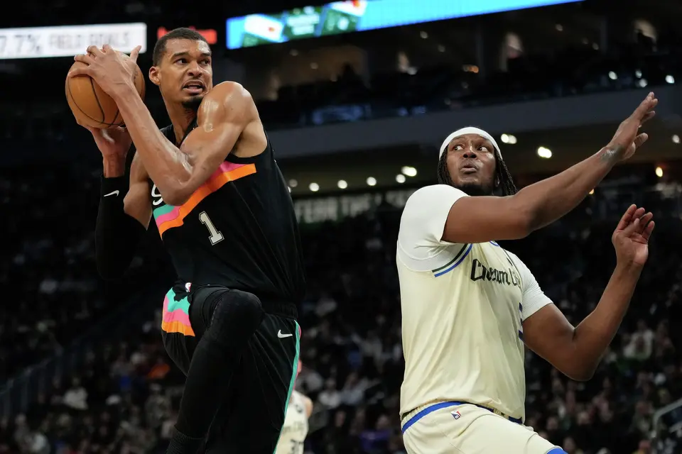 San Antonio Spurs' Victor Wembanyama (1) drives to the basket against Milwaukee Bucks' Myles Turner during the second half of an NBA basketball game Saturday, March 28, 2026, in Milwaukee. (AP Photo/Aaron Gash)
