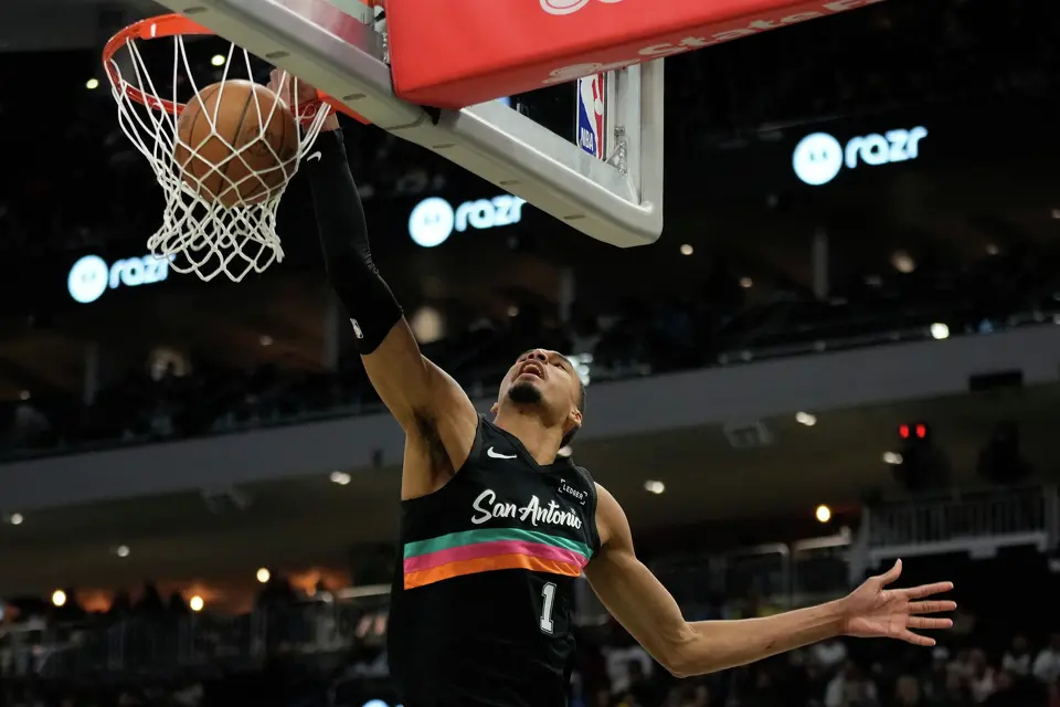 San Antonio Spurs' Victor Wembanyama dunks during the second half of an NBA basketball game against the Milwaukee Bucks, Saturday, March 28, 2026, in Milwaukee. (AP Photo/Aaron Gash)