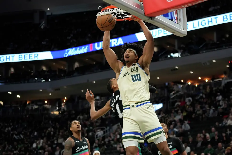 Milwaukee Bucks' Jericho Sims (00) dunks against San Antonio Spurs' Victor Wembanyama during the first half of an NBA basketball game Saturday, March 28, 2026, in Milwaukee. (AP Photo/Aaron Gash)