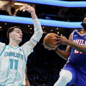 Embiid y George llevan a 76ers a triunfo de 118-114 para cortar buena racha de Hornets