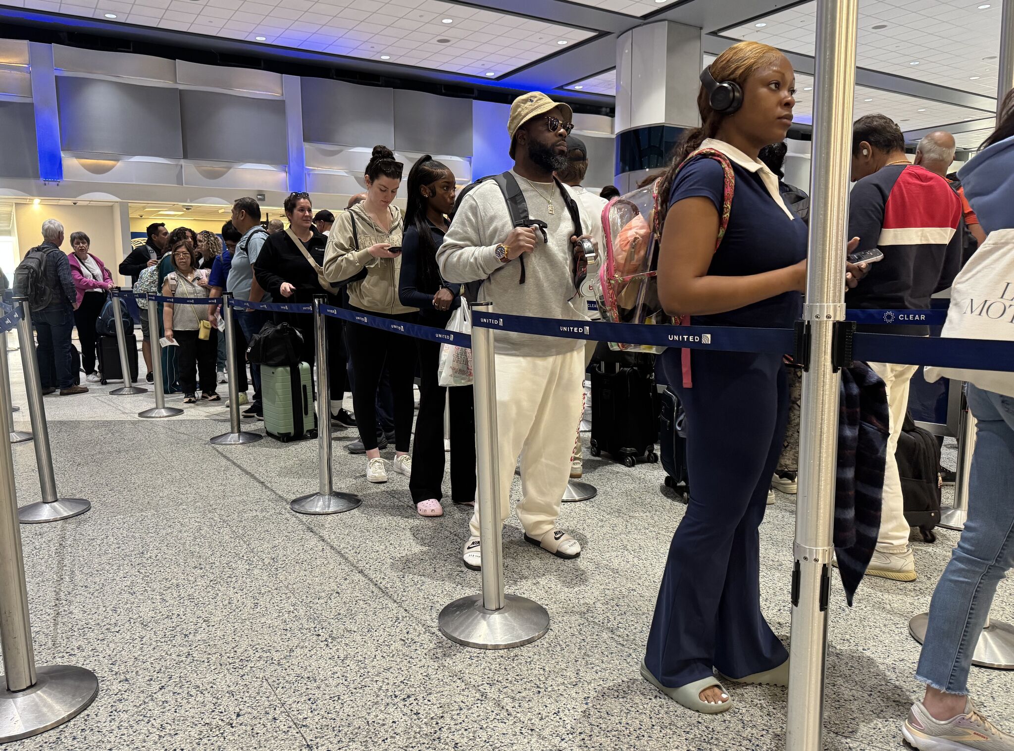 Wait times at IAH dip below an hour Saturday morning