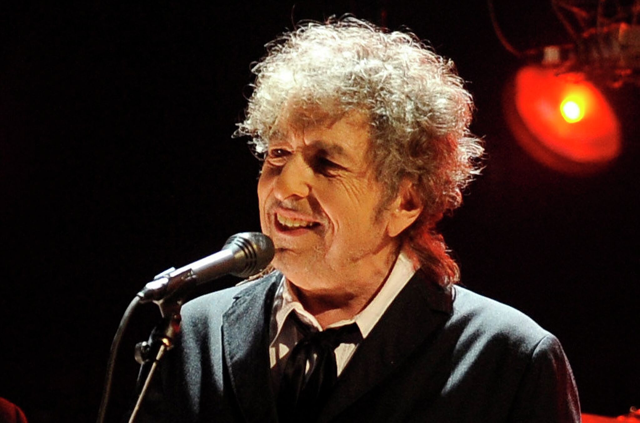 Bob Dylan guitarist abruptly quits band after California dates