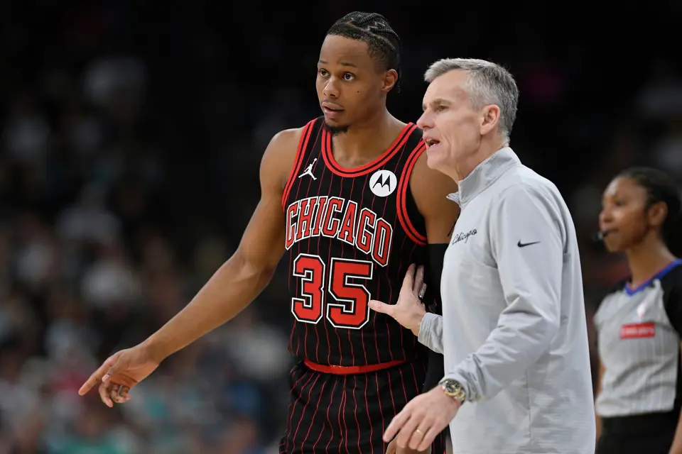 Chicago Bulls head coach Billy Donovan, right, speaks with Bulls guard Isaac Okoro during the second half of their NBA basketball game against the San Antonio Spurs, Monday, March 30, 2026, in San Antonio. (AP Photo/Darren Abate)