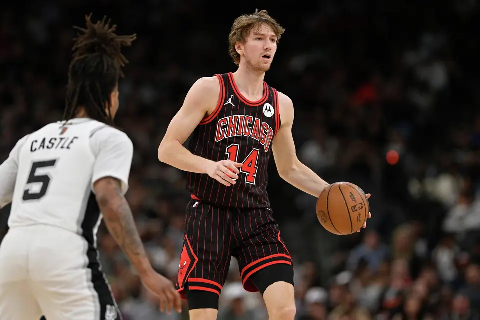 Chicago Bulls forward Matas Buzelis (14) looks to pass as he is guarded by San Antonio Spurs guard Stephon Castle during the second half of an NBA basketball game, Monday, March 30, 2026, in San Antonio. (AP Photo/Darren Abate)